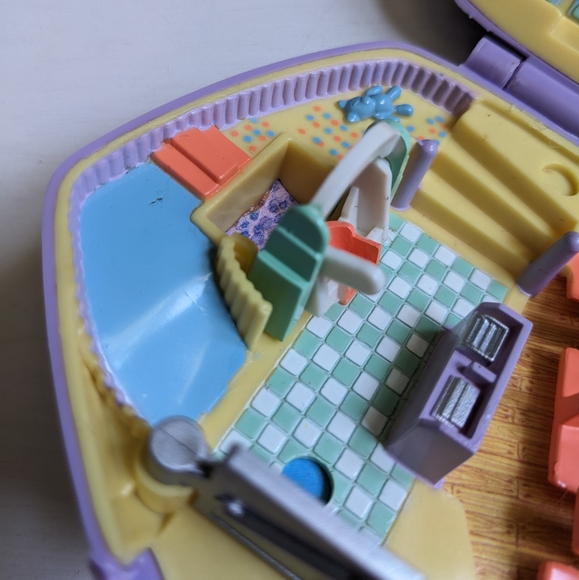 Vintage 1992 Polly Pocket Bluebird Purple Restaurant and Three Figurines - Picture 5 of 8